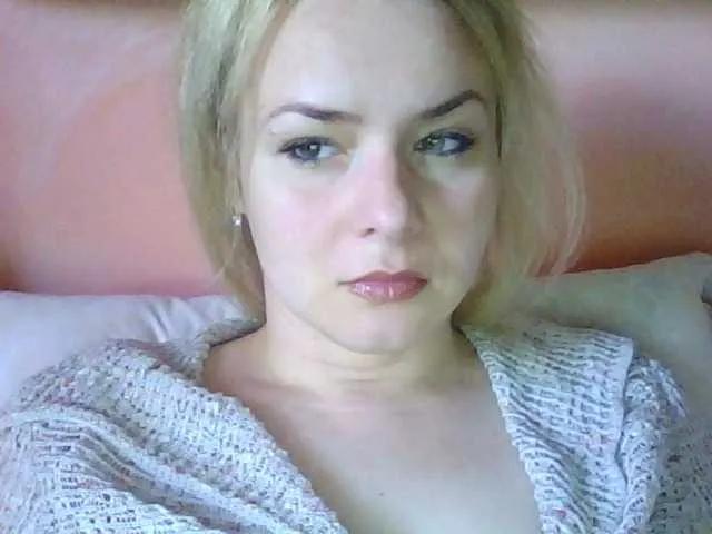 HollyLaPretty — I like men who are self-confident enough to not be afraid of a strong woman. Be that man and I will fulfill all your expectations